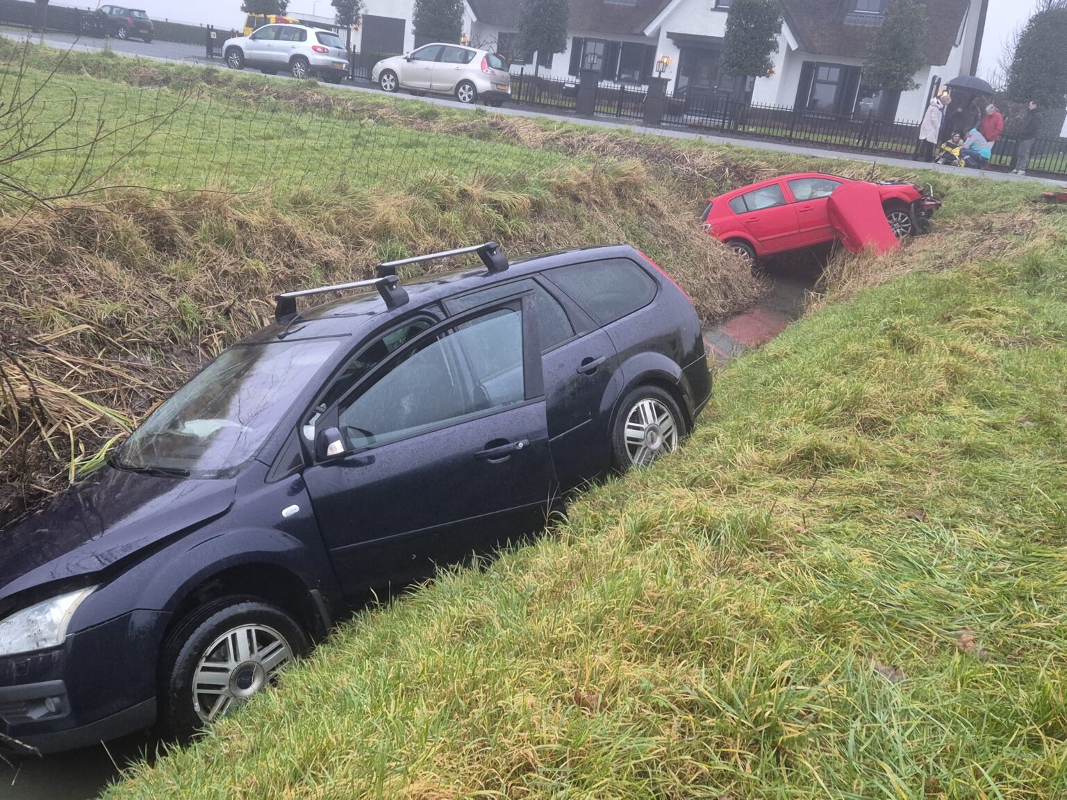 Twee auto’s in sloot na ongeval aan 1e Kruisweg in Oud-Beijerland - Foto Rik Bos