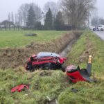 Twee auto’s in sloot na ongeval aan 1e Kruisweg in Oud-Beijerland - Foto Rik Bos