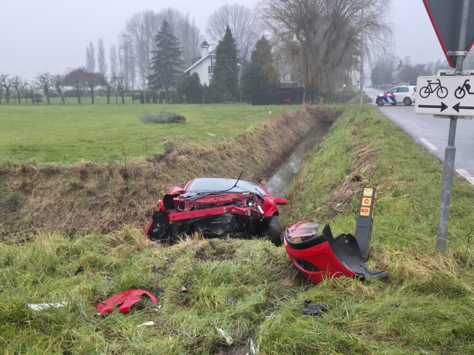 Twee auto’s in sloot na ongeval aan 1e Kruisweg in Oud-Beijerland - Foto Rik Bos