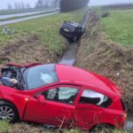 Twee auto’s in sloot na ongeval aan 1e Kruisweg in Oud-Beijerland - Foto Rik Bos