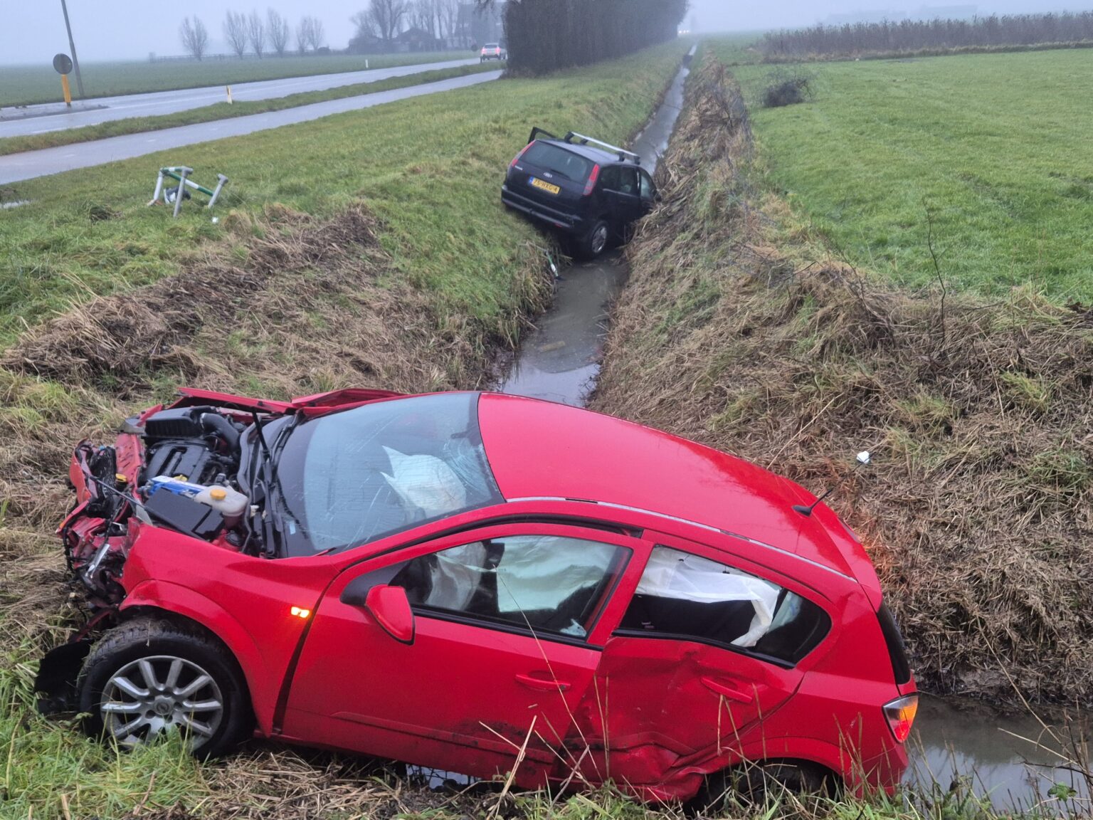 Twee auto’s in sloot na ongeval aan 1e Kruisweg in Oud-Beijerland - Foto Rik Bos