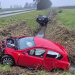 Twee auto’s in sloot na ongeval aan 1e Kruisweg in Oud-Beijerland - Foto Rik Bos