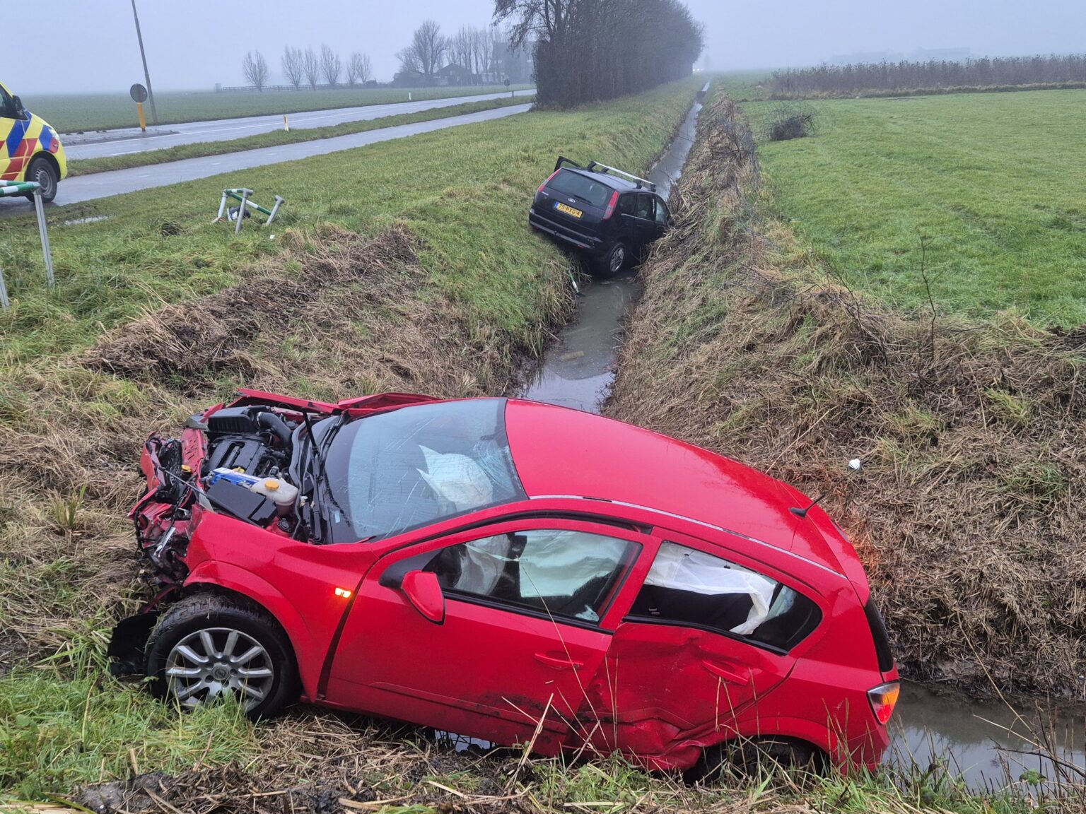 Twee auto’s in sloot na ongeval aan 1e Kruisweg in Oud-Beijerland - Foto Rik Bos