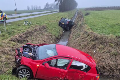 Twee auto’s in sloot na ongeval aan 1e Kruisweg in Oud-Beijerland - Foto Rik Bos