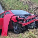 Twee auto’s in sloot na ongeval aan 1e Kruisweg in Oud-Beijerland - Foto Rik Bos