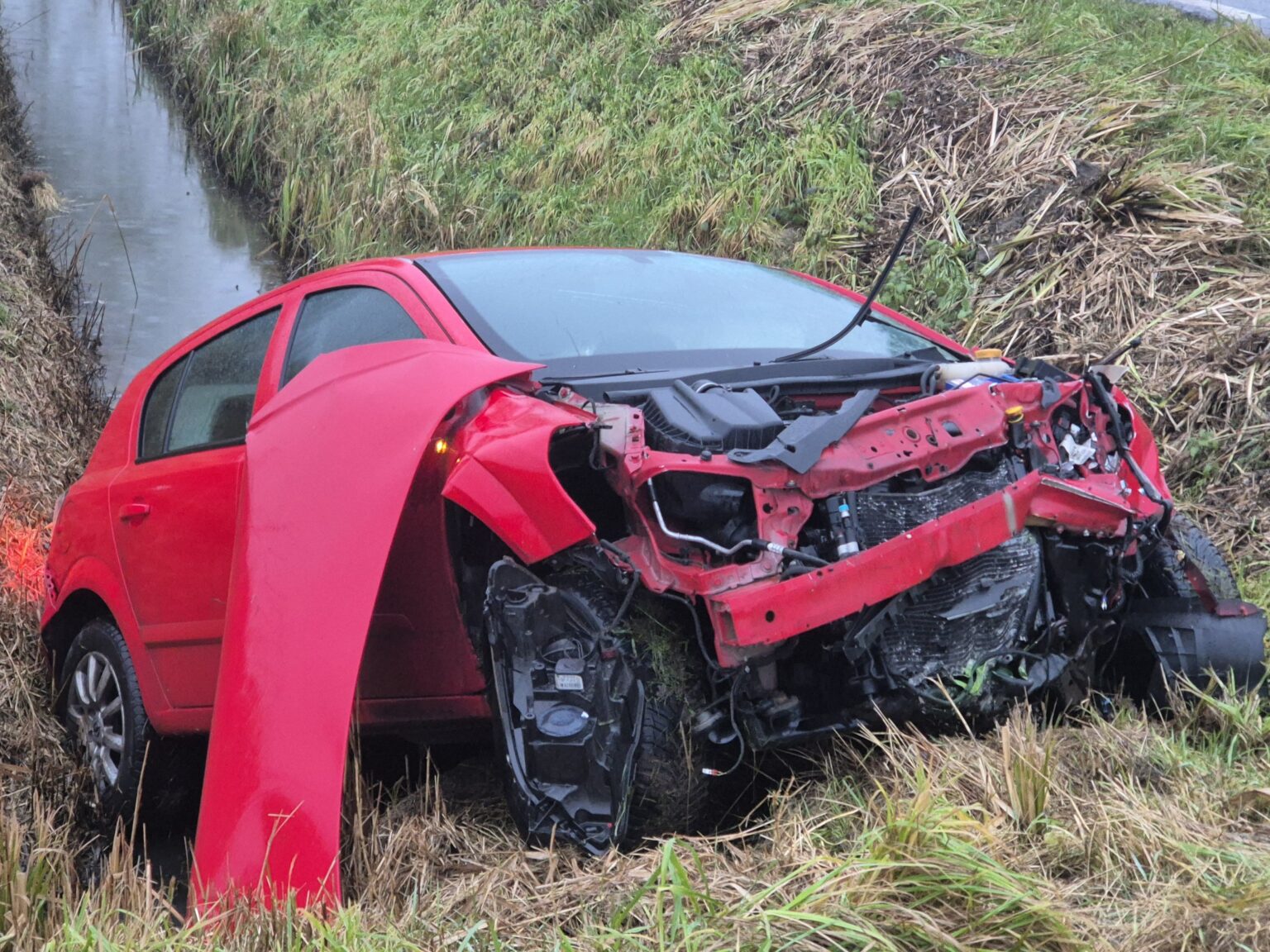 Twee auto’s in sloot na ongeval aan 1e Kruisweg in Oud-Beijerland - Foto Rik Bos