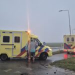 Twee auto’s in sloot na ongeval aan 1e Kruisweg in Oud-Beijerland - Foto Rik Bos
