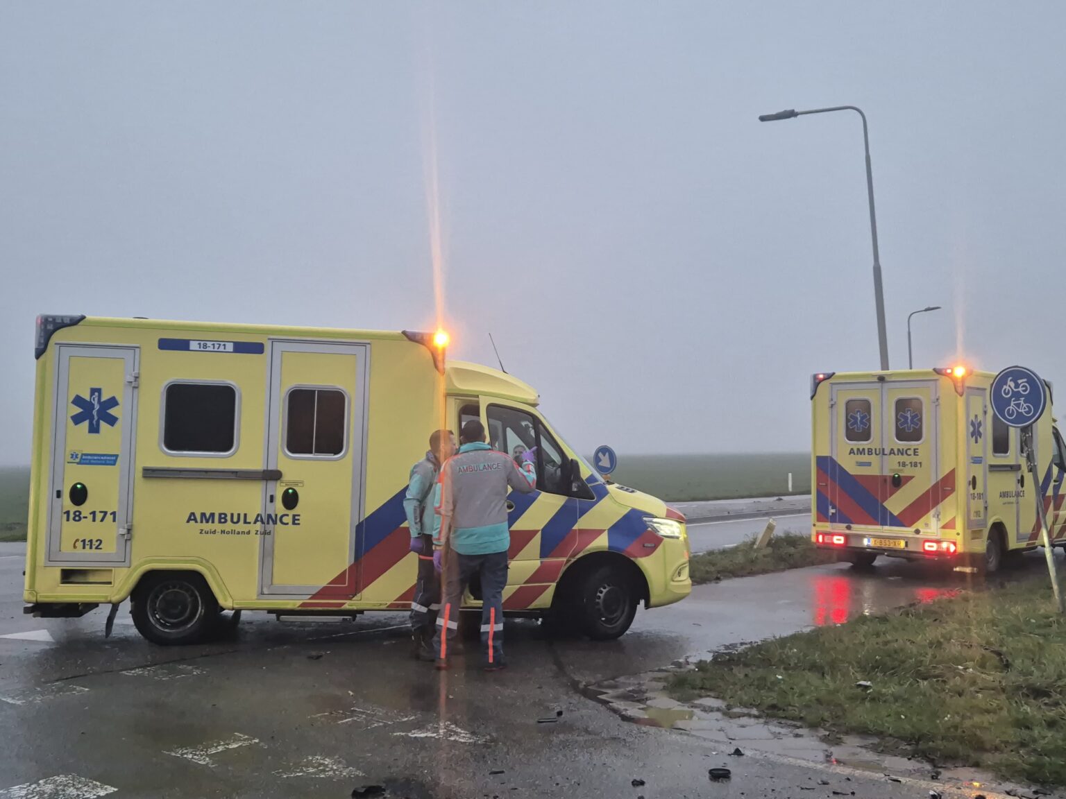 Twee auto’s in sloot na ongeval aan 1e Kruisweg in Oud-Beijerland - Foto Rik Bos