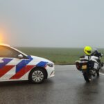 Twee auto’s in sloot na ongeval aan 1e Kruisweg in Oud-Beijerland - Foto Rik Bos