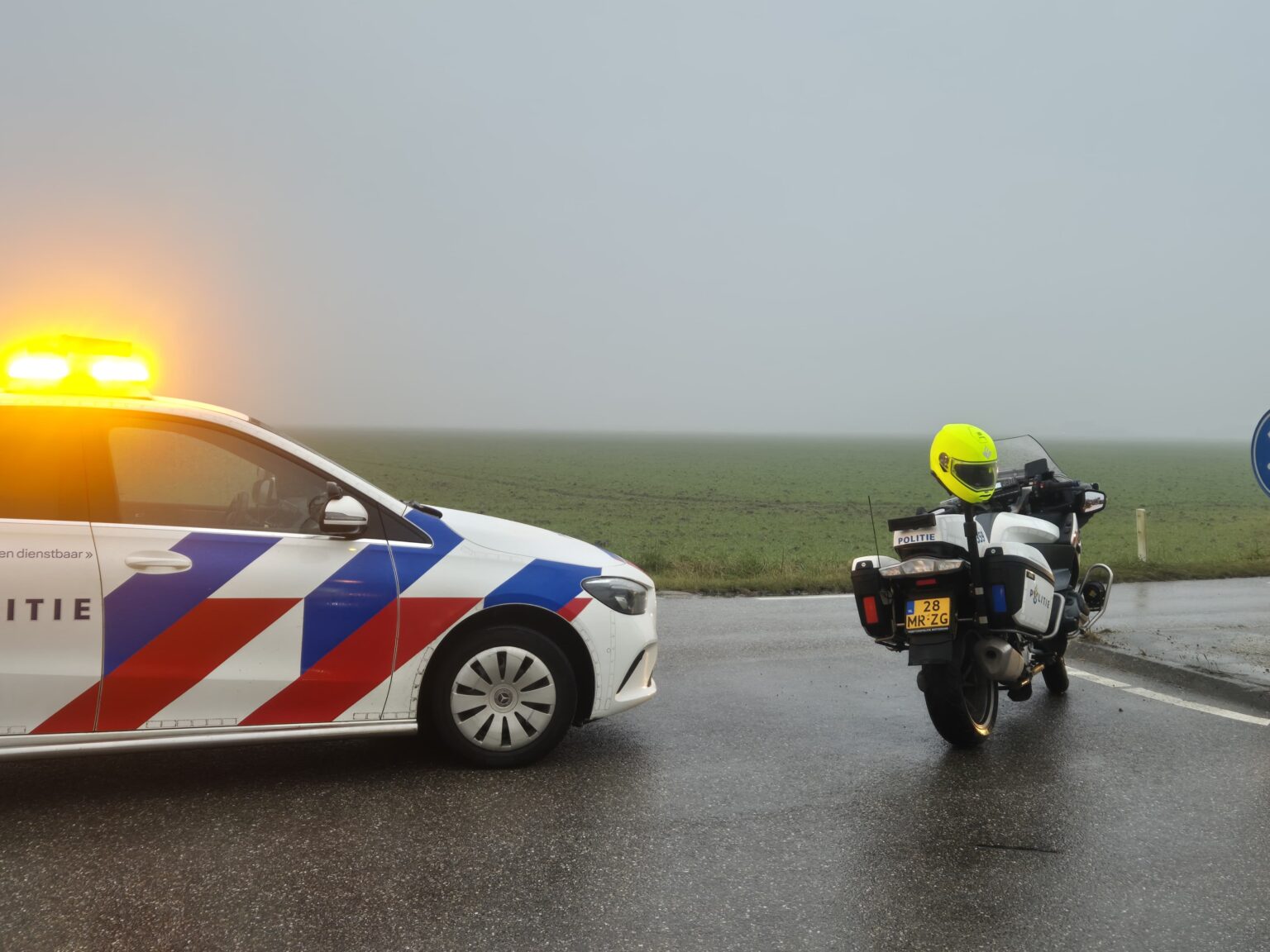 Twee auto’s in sloot na ongeval aan 1e Kruisweg in Oud-Beijerland - Foto Rik Bos