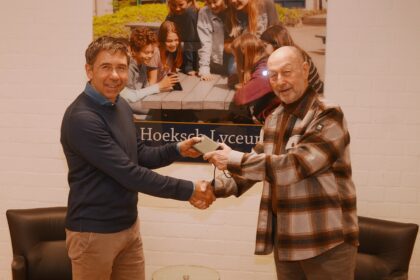 Op woensdag 22 januari droeg voorzitter Pieter Jan in ’t Veld een digitaal bestand met deze waardevolle documenten over aan rector mr. Remco Zebel van het Hoeksch Lyceum