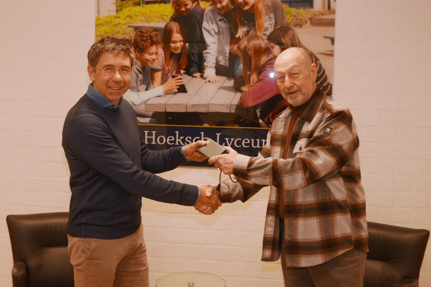 Op woensdag 22 januari droeg voorzitter Pieter Jan in ’t Veld een digitaal bestand met deze waardevolle documenten over aan rector mr. Remco Zebel van het Hoeksch Lyceum