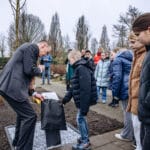 Woensdag 12 februari werd in Numansdorp tijdens een officieel moment stilgestaan bij de komst van een Anne Frankboom naar de algemene begraafplaats - Foto: Heijblom Fotografie