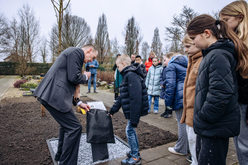 Woensdag 12 februari werd in Numansdorp tijdens een officieel moment stilgestaan bij de komst van een Anne Frankboom naar de algemene begraafplaats - Foto: Heijblom Fotografie