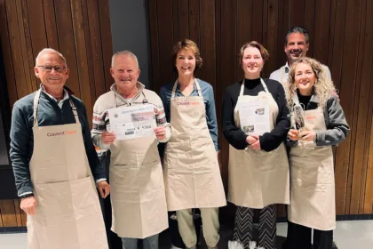 Uitreiking van de cheque de stichting de Vrienden van Cavent - Foto Lions Hoeksche Waard