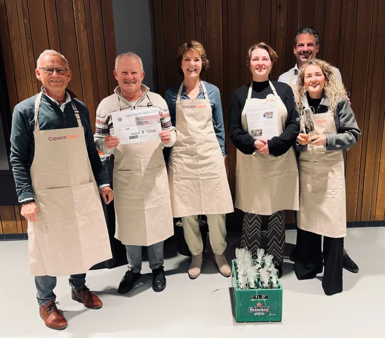 Uitreiking van de cheque de stichting de Vrienden van Cavent - Foto Lions Hoeksche Waard