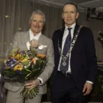 Bestuurder Zorgwaard Nico de Pijper ontving op vrijdag 14 februari de zilveren erepenning van gemeente Hoeksche Waard. Burgemeester Erik van Heijningen reikte deze onderscheiding uit tijdens de afscheidsreceptie in 't Huys te Hoecke in Puttershoek. Nico de Pijper kreeg de erepenning voor zijn jarenlange inzet, doorzettingsvermogen en hart voor de samenleving.