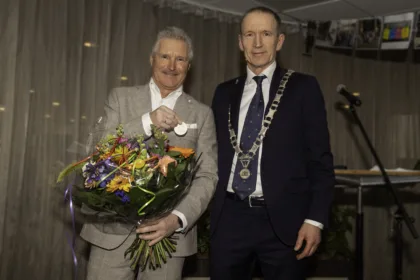 Bestuurder Zorgwaard Nico de Pijper ontving op vrijdag 14 februari de zilveren erepenning van gemeente Hoeksche Waard. Burgemeester Erik van Heijningen reikte deze onderscheiding uit tijdens de afscheidsreceptie in 't Huys te Hoecke in Puttershoek. Nico de Pijper kreeg de erepenning voor zijn jarenlange inzet, doorzettingsvermogen en hart voor de samenleving.