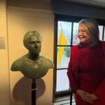 Onderdeel van de tentoonstelling is het borstbeeld van Suze in de Tweede Kamer - Foto Museum het Land van Strijen