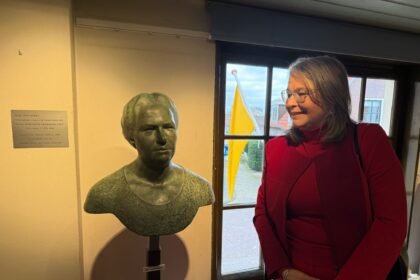 Onderdeel van de tentoonstelling is het borstbeeld van Suze in de Tweede Kamer - Foto Museum het Land van Strijen