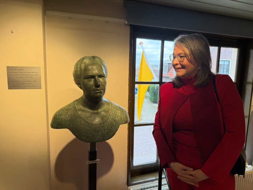 Onderdeel van de tentoonstelling is het borstbeeld van Suze in de Tweede Kamer - Foto Museum het Land van Strijen