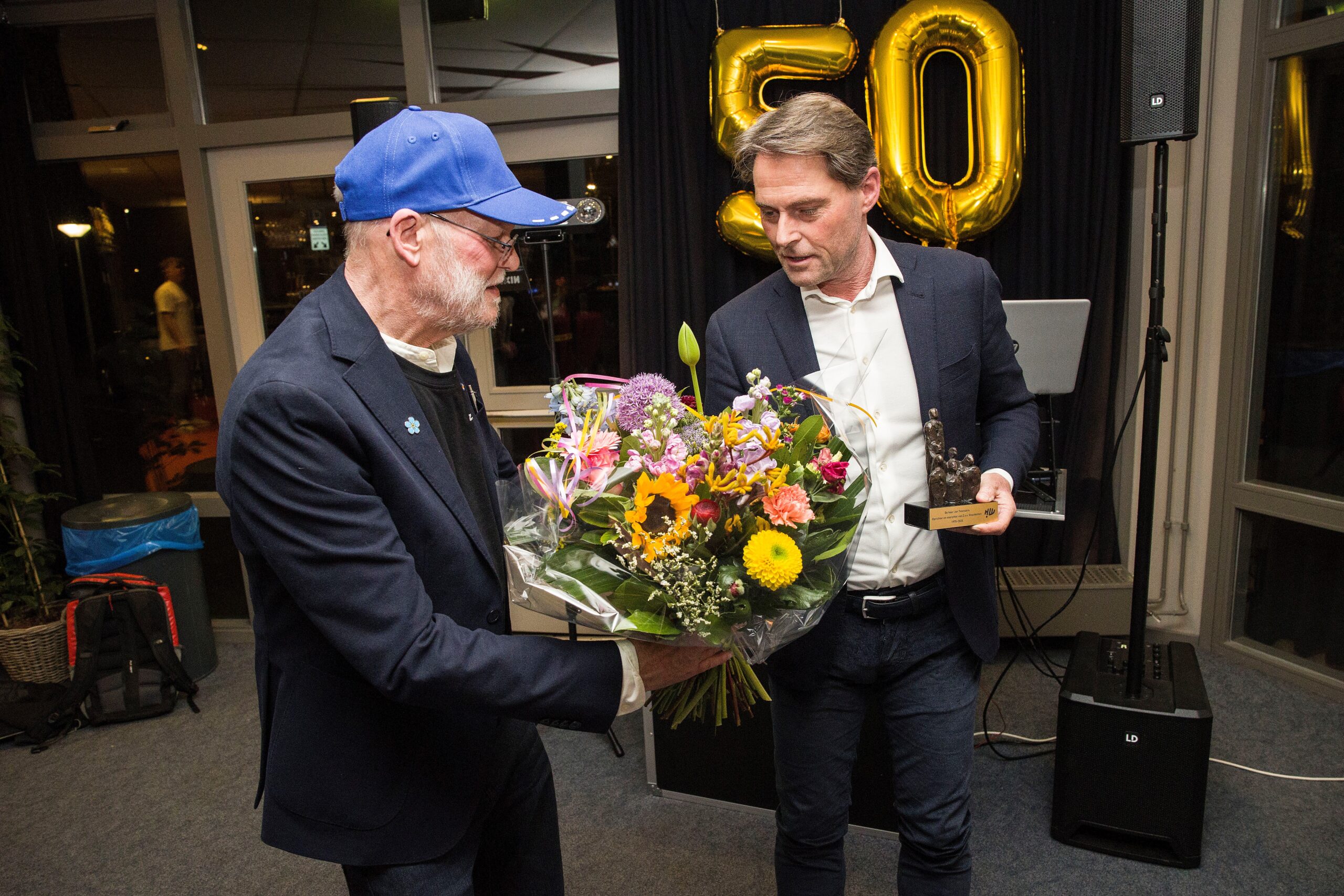 Waarderingsgeschenk voor Jan Tolenaars van zaalvoetbalvereniging Dissidenten