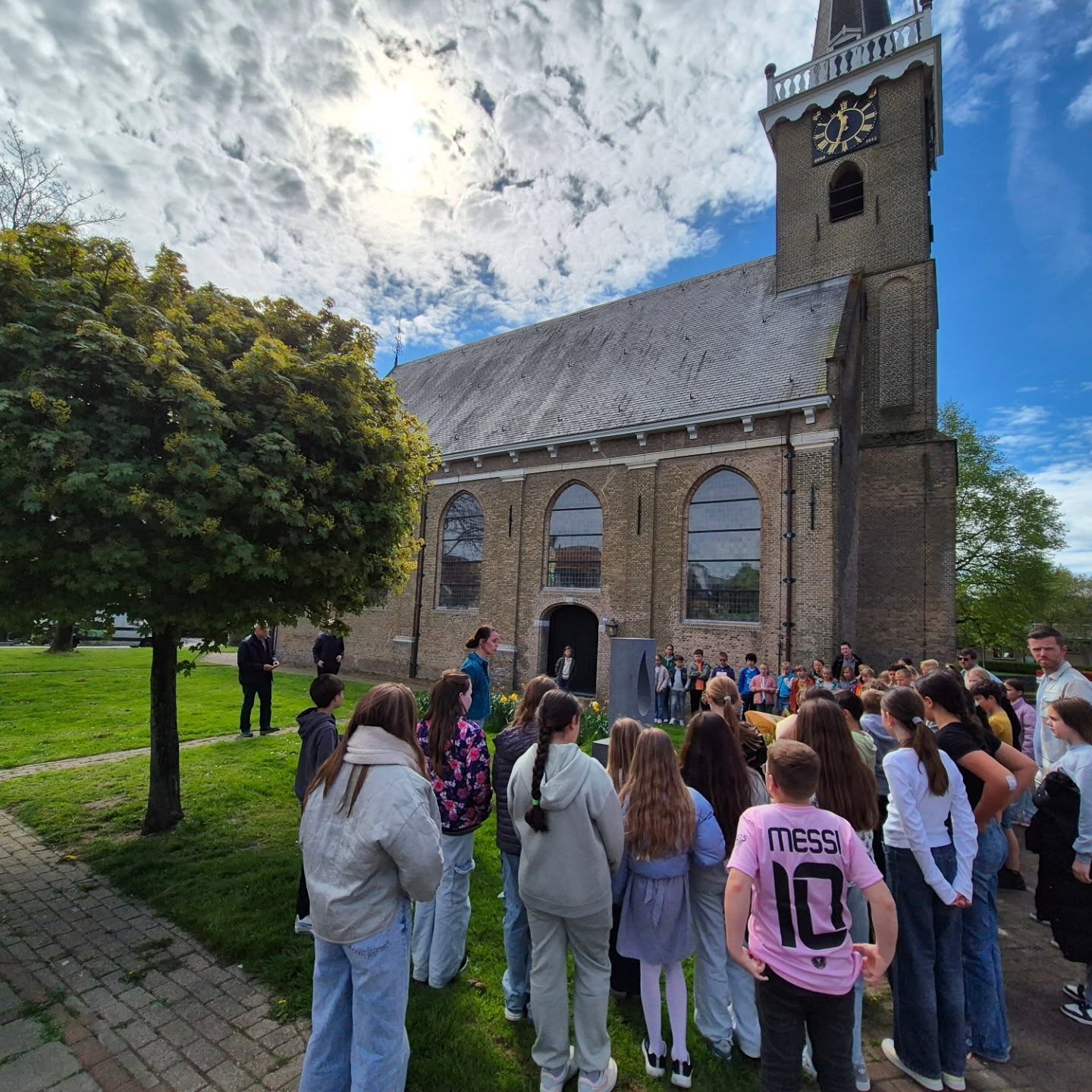 Samen herdenken en vieren in Westmaas: scholen adopteren monument ‘De Traan’