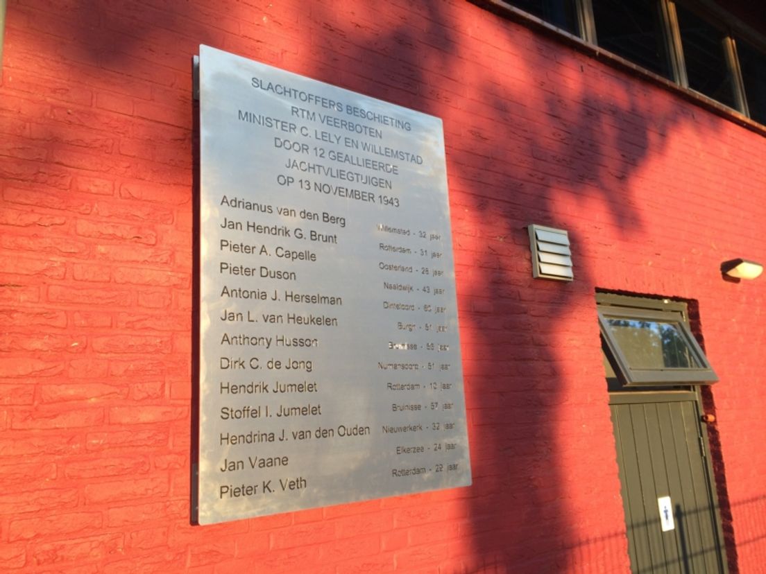 Monument slachtoffers veerboten Numansdorp krijgt informatiebord omdat 2 slachtoffers op het monumen