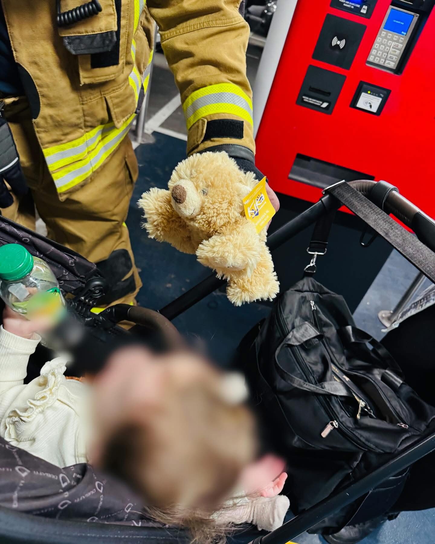 Fikkie als troost: liftopsluiting eindigt met een glimlach dankzij Brandweer Oud-Beijerland