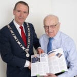 Vol trots overhandigde burgemeester Erik van Heijningen vandaag het eerste exemplaar van het magazine 80 jaar vrijheid aan Arie den Hartog. De 101-jarige inwoner uit ’s-Gravendeel