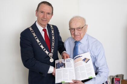 Vol trots overhandigde burgemeester Erik van Heijningen vandaag het eerste exemplaar van het magazine 80 jaar vrijheid aan Arie den Hartog. De 101-jarige inwoner uit ’s-Gravendeel