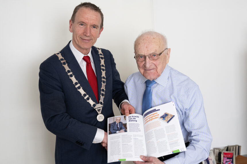 Vol trots overhandigde burgemeester Erik van Heijningen vandaag het eerste exemplaar van het magazine 80 jaar vrijheid aan Arie den Hartog. De 101-jarige inwoner uit ’s-Gravendeel