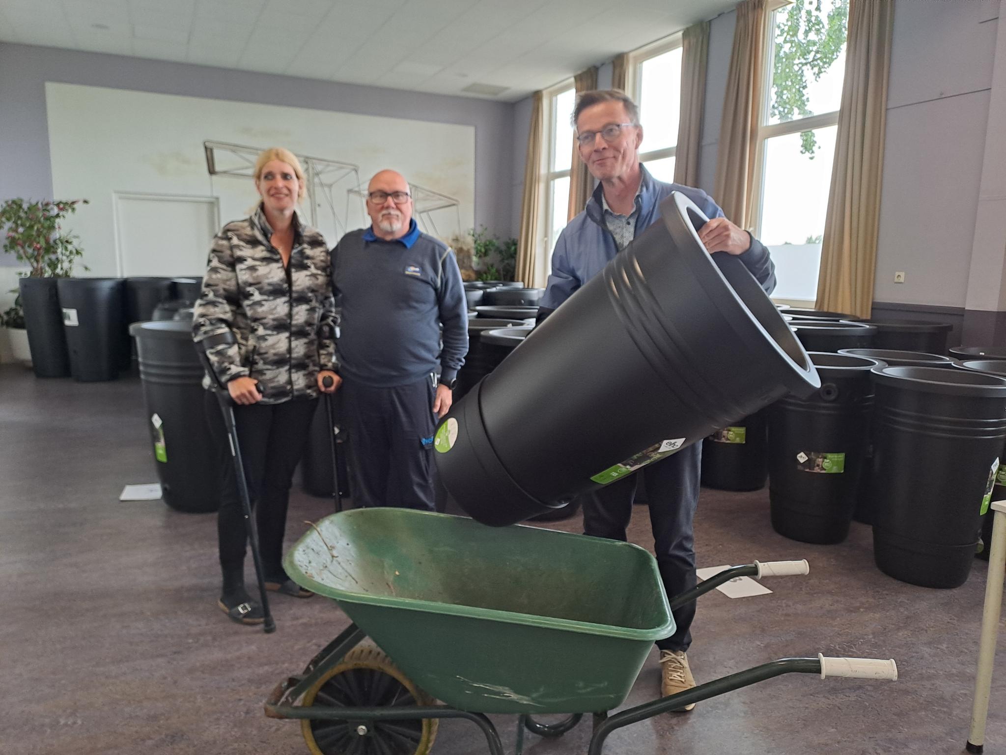 Inwoners van Strijensas ontvangen gratis regenton: Samen voor een groener dorp
