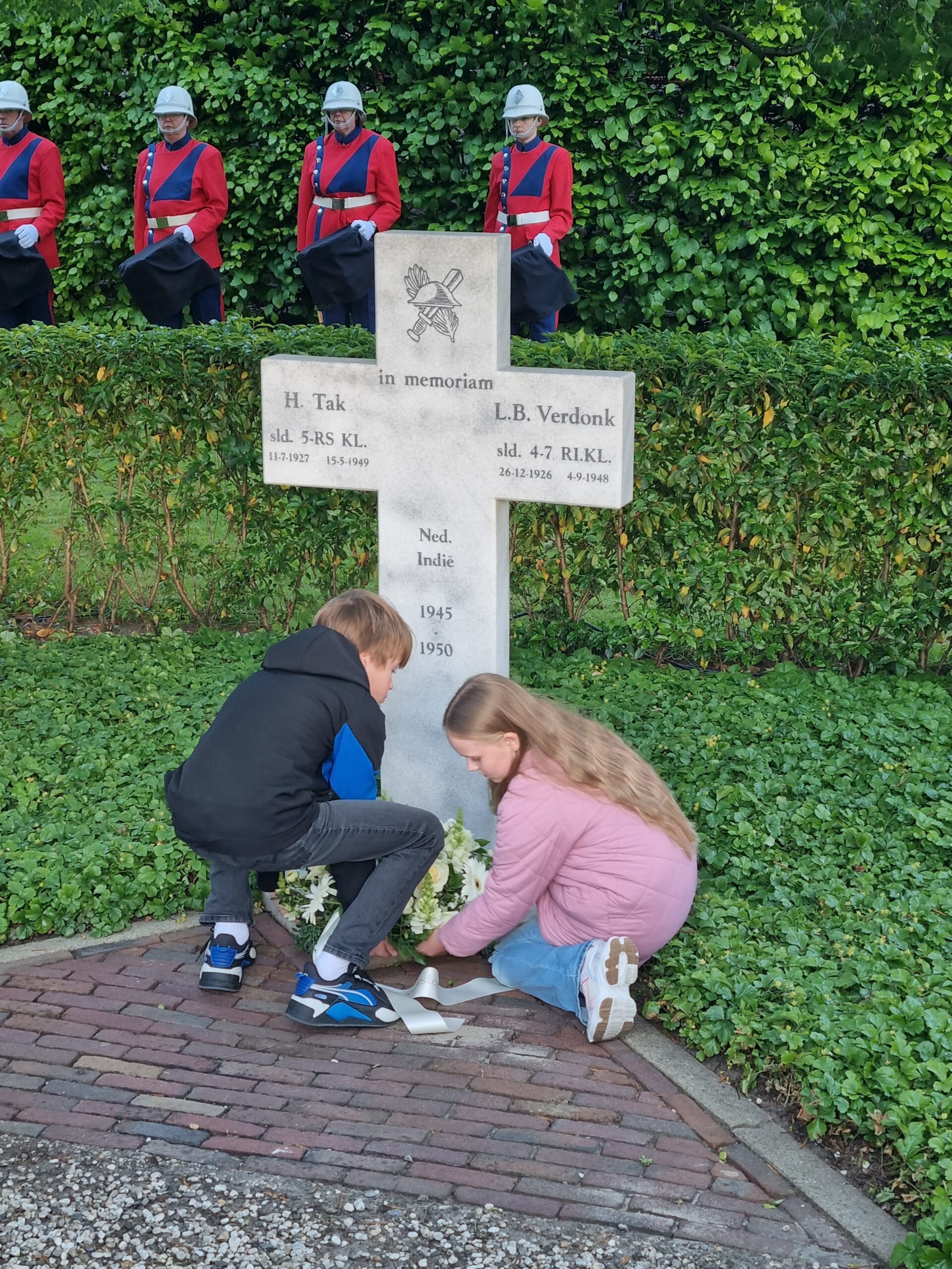 Leerlingen leggen krans bij Indië-monument in ’s-Gravendeel