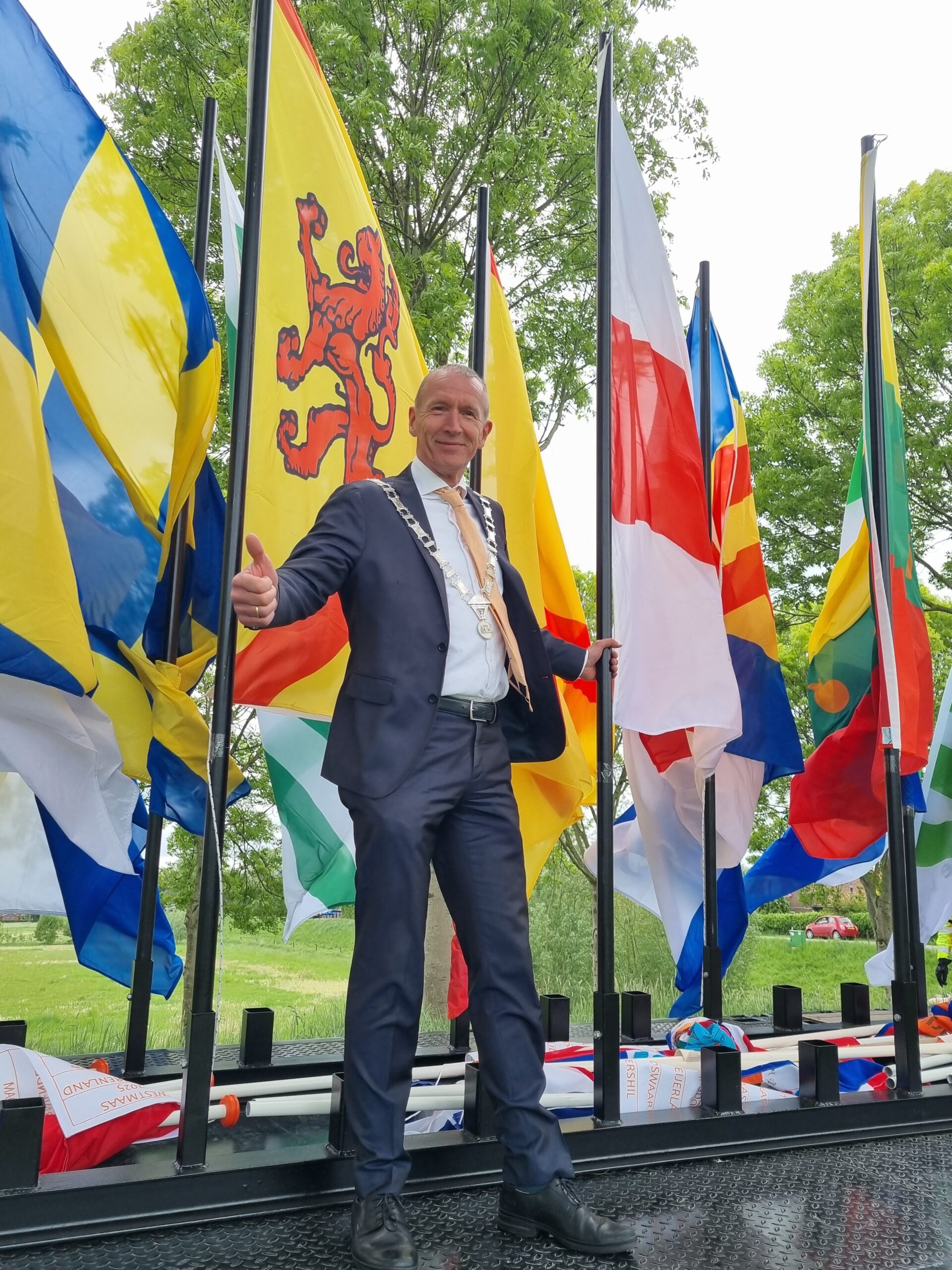 Burgemeester Erik van Heijningen voert bevrijdingstocht aan