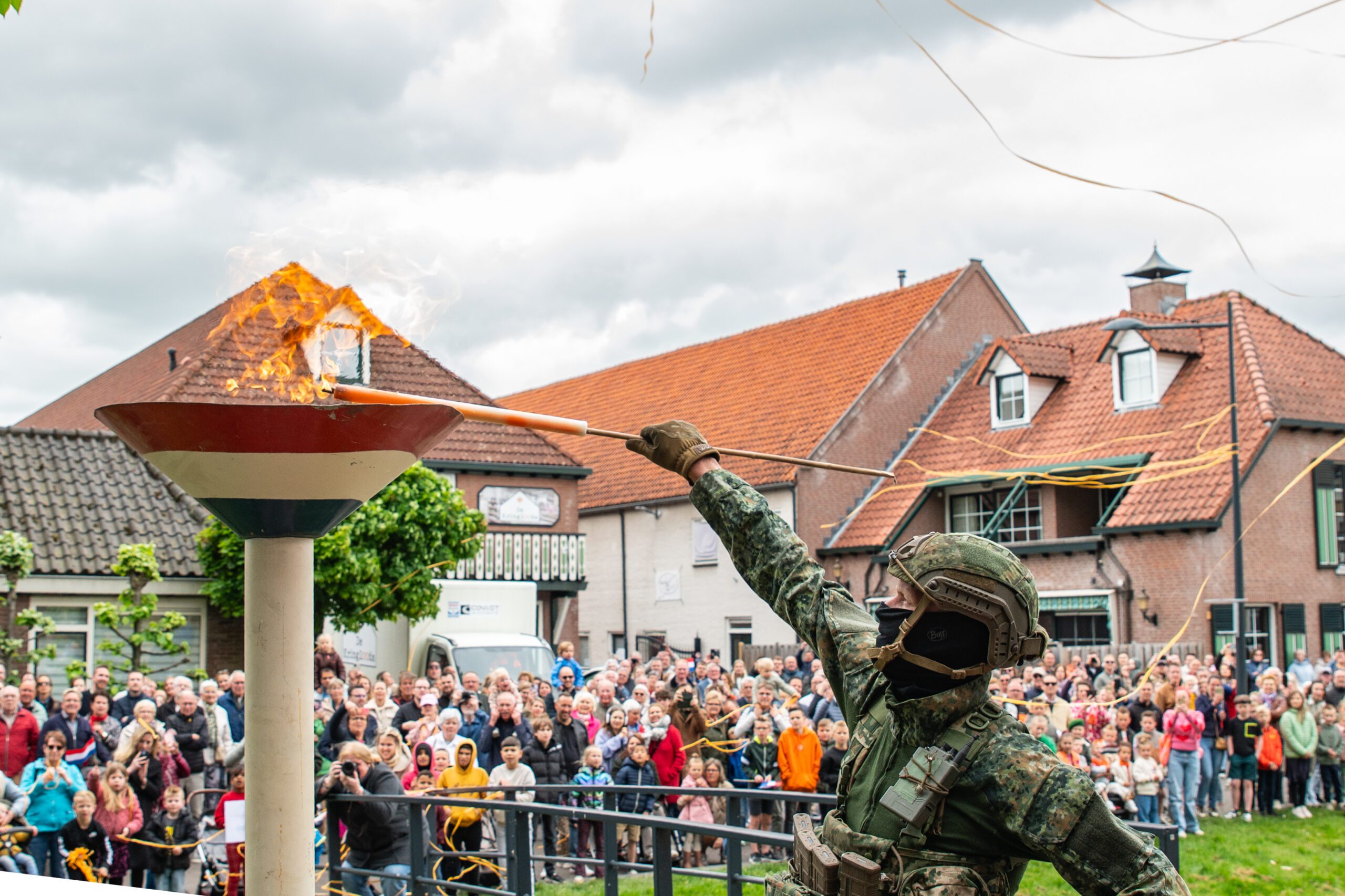 Foto’s van een geslaagde Bevrijdingsdag in ’s-Gravendeel met herdenking, spel en muziek