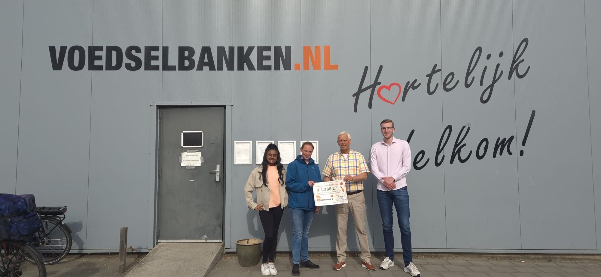 Leerlingen Hoeksch Lyceum overhandigen cheque aan Voedselbank Hoeksche Waard