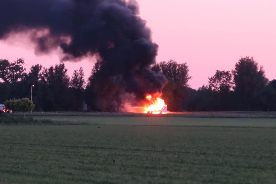 Video: Camper volledig uitgebrand op N217 bij Mijnsheerenland: gasfles veroorzaakt explosies
