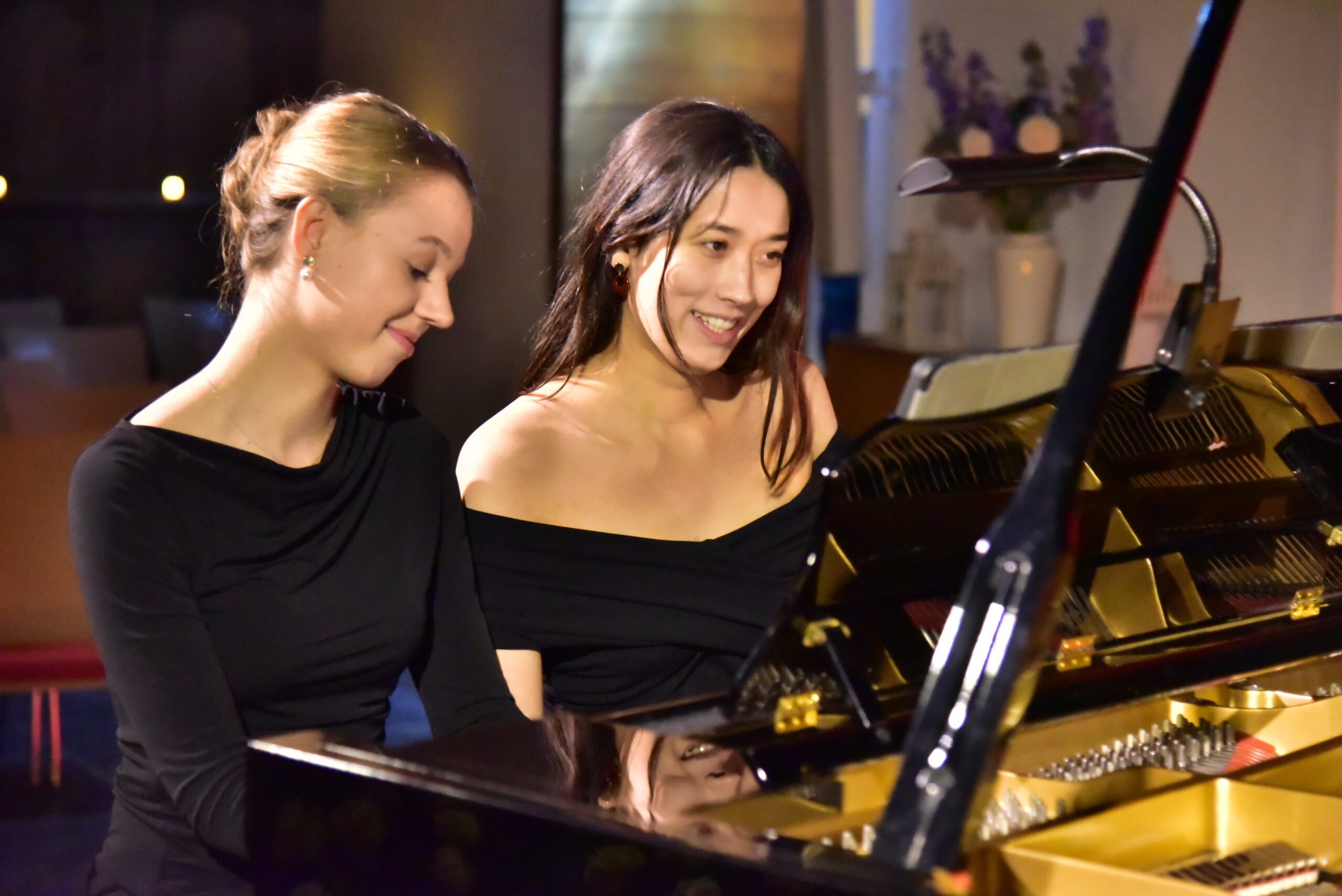 Jong Pianoduo Brengt Sprankelend Klassiek Concert in Puttershoek