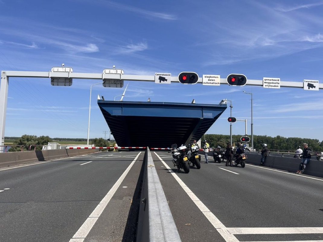 Stem mee op de poll: Haringvlietbrug opnieuw in de fout: Wat vind jij van de herhaalde storingen aan de Haringvlietbrug?