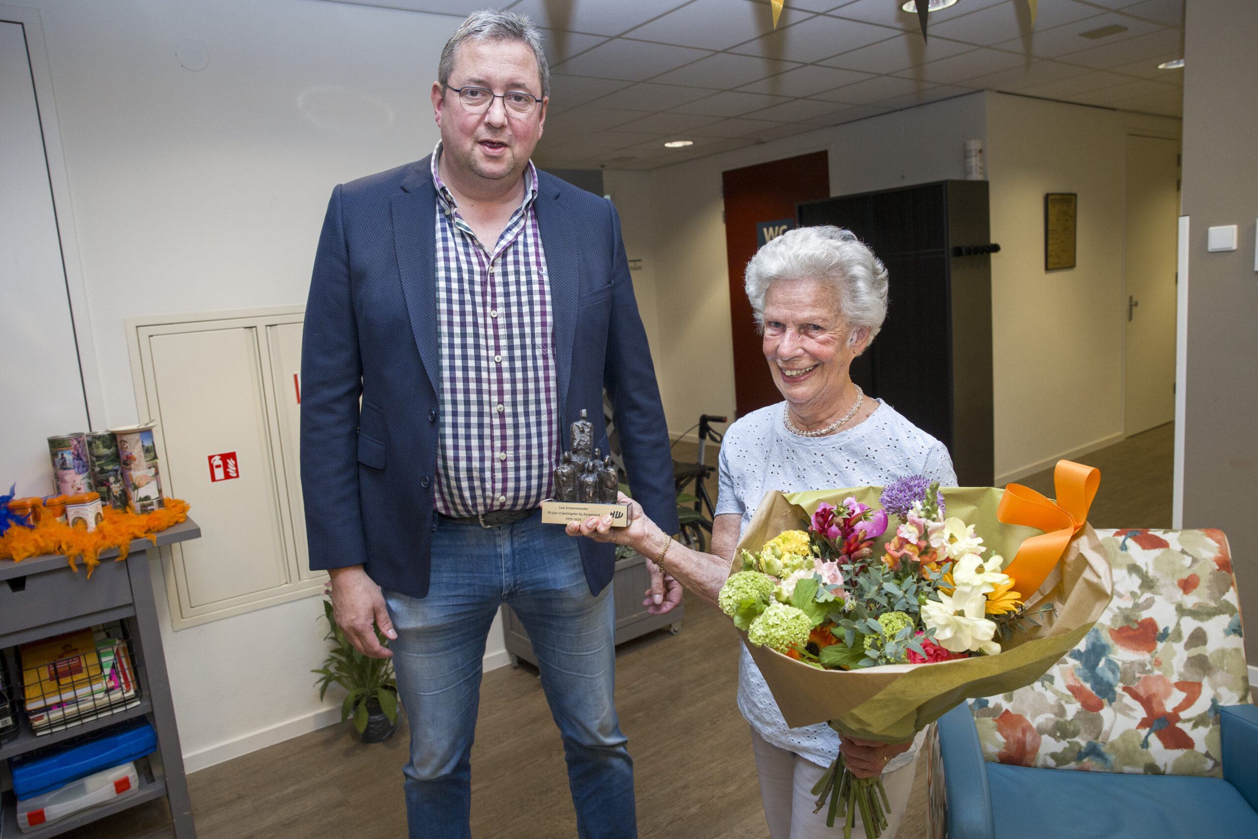 Waarderingsgeschenk gemeente Hoeksche Waard voor Corrie Bekker en Lea Schoolmeester: 50 jaar vrijwilliger bij Zorgwaard