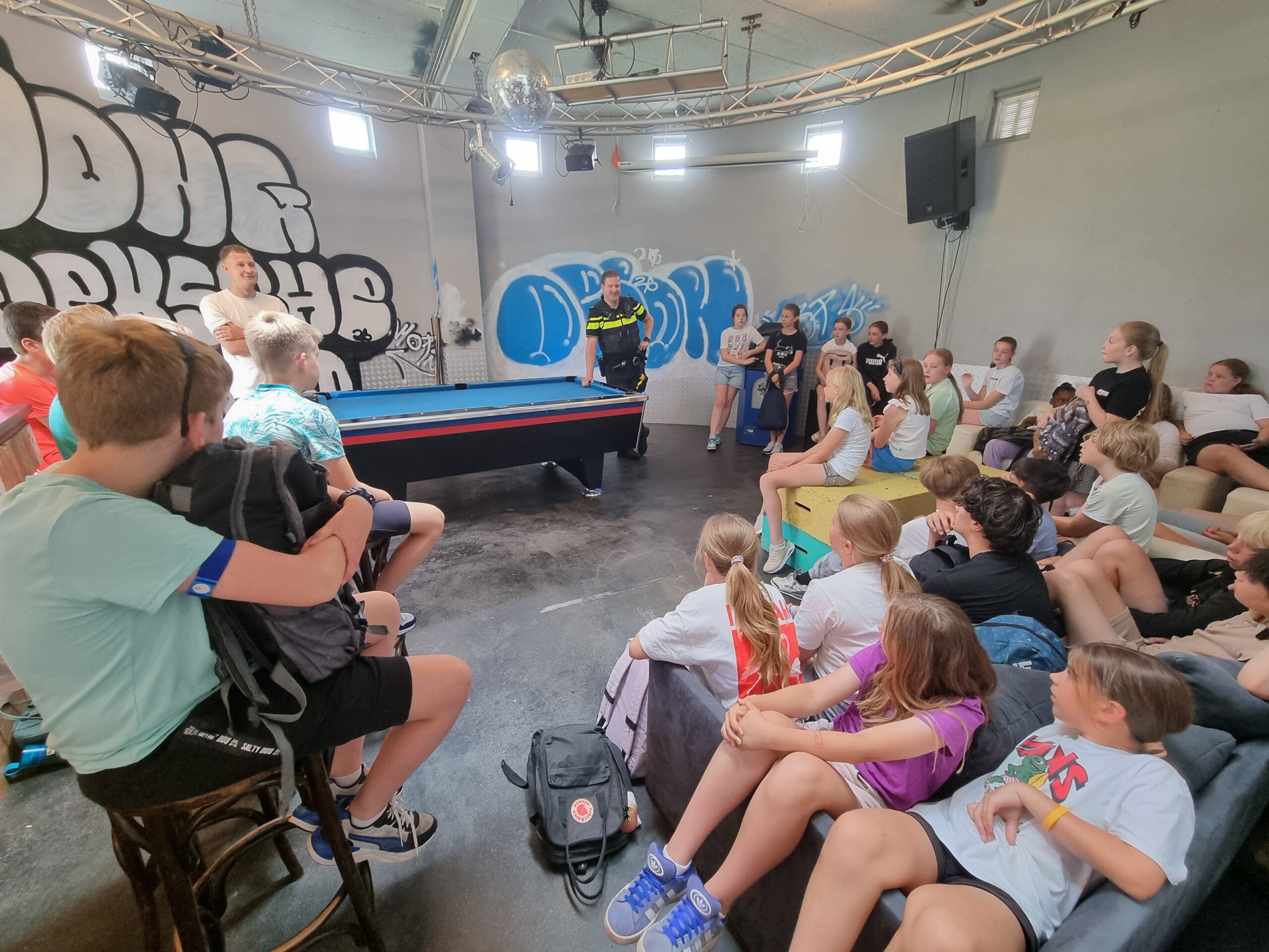 Van dorp naar stad: over social media, groepsdruk, vapen en het ov