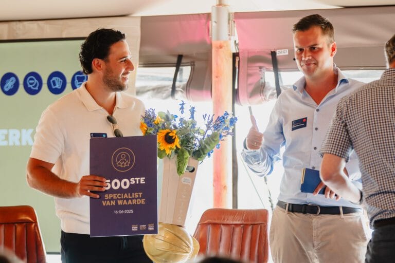 Goudwisselkantoor verwelkomt 500ste medewerker tijdens feestelijk moment in Klaaswaal op 16 juni 2025. 🌻 De mijlpaal markeert de internationale groei van het familiebedrijf dat actief is in goud, zilver en waardevolle objecten