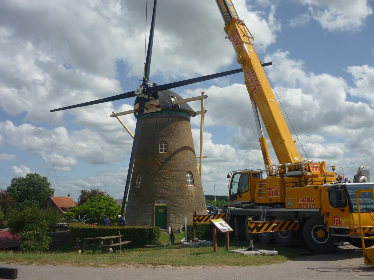 Nieuwe wieken en staartwerk geplaatst op korenmolen De Lelie in Puttershoek