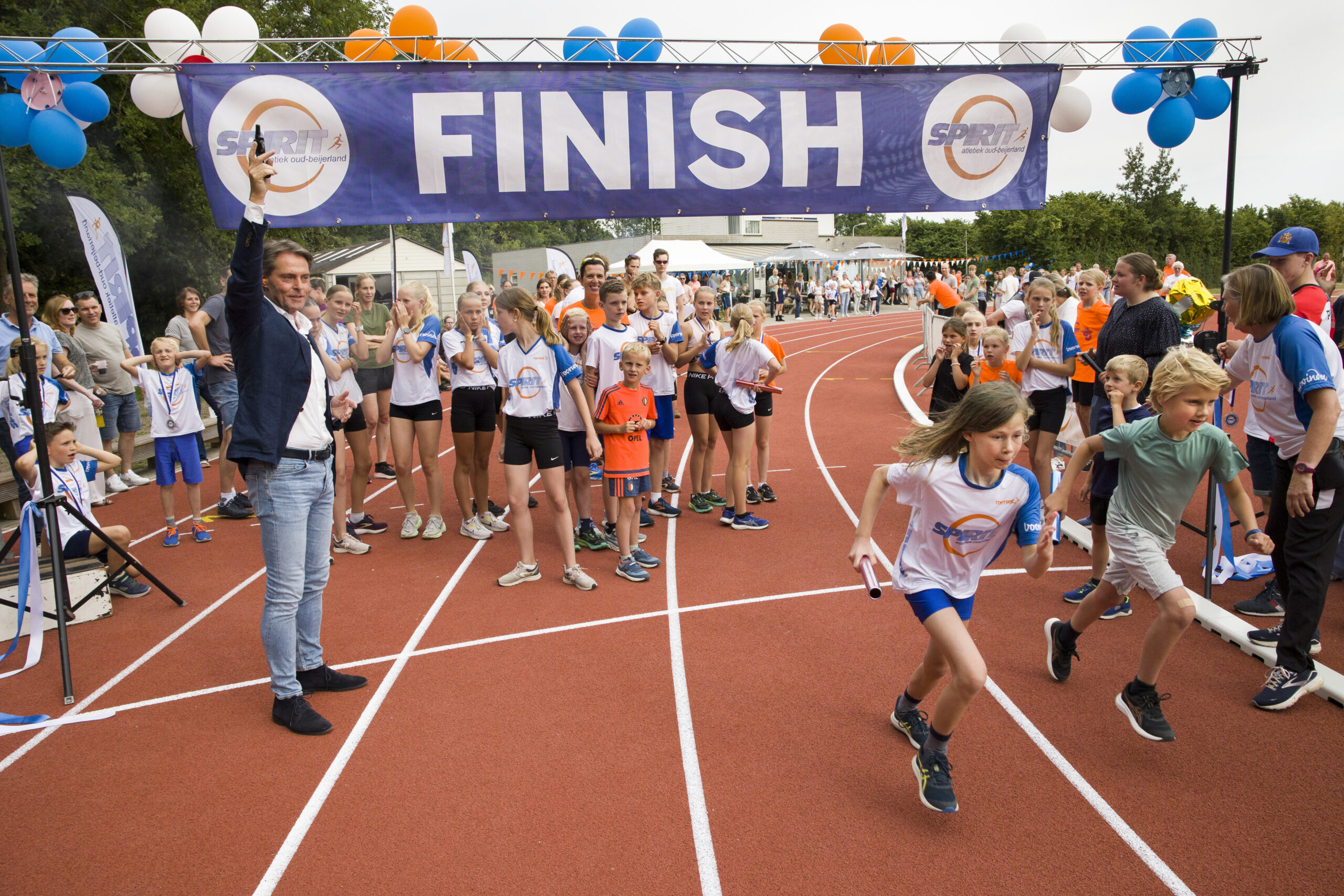 Vernieuwde atletiekbaan AV Spirit officieel geopend