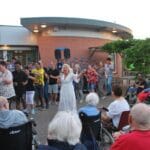 Feestelijke afsluiting van de avondvierdaagse bij Alerimus De Buitensluis: Shantykoor De Hoeksche Waard zorgt voor muziek, zang en polonaise – jong en oud geniet zichtbaar van de gezelligheid.
