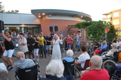 Feestelijke afsluiting van de avondvierdaagse bij Alerimus De Buitensluis: Shantykoor De Hoeksche Waard zorgt voor muziek, zang en polonaise – jong en oud geniet zichtbaar van de gezelligheid.