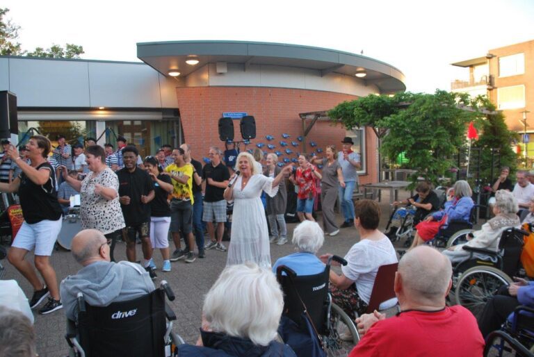 Feestelijke afsluiting van de avondvierdaagse bij Alerimus De Buitensluis: Shantykoor De Hoeksche Waard zorgt voor muziek, zang en polonaise – jong en oud geniet zichtbaar van de gezelligheid.
