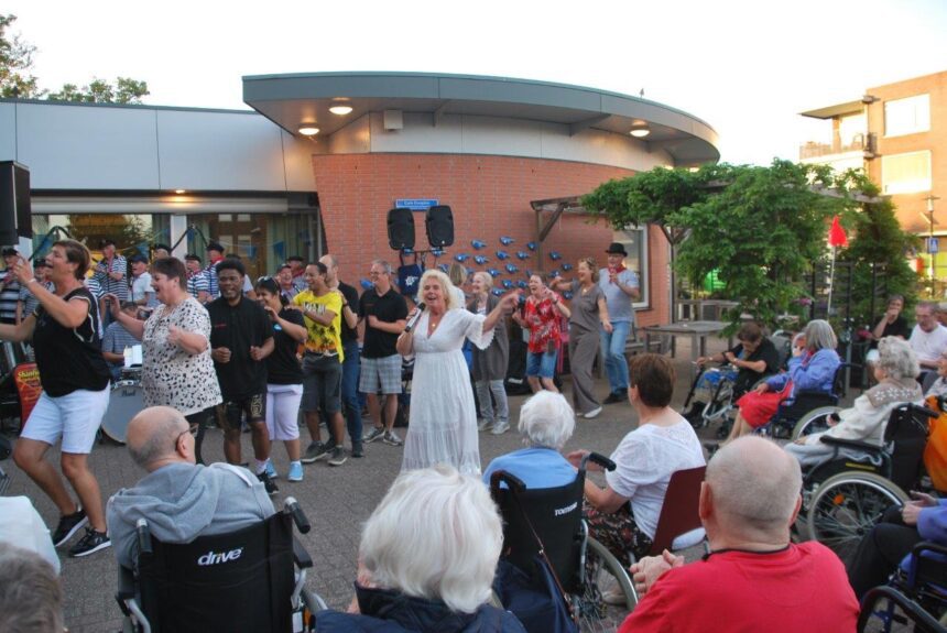 Feestelijke afsluiting van de avondvierdaagse bij Alerimus De Buitensluis: Shantykoor De Hoeksche Waard zorgt voor muziek, zang en polonaise – jong en oud geniet zichtbaar van de gezelligheid.