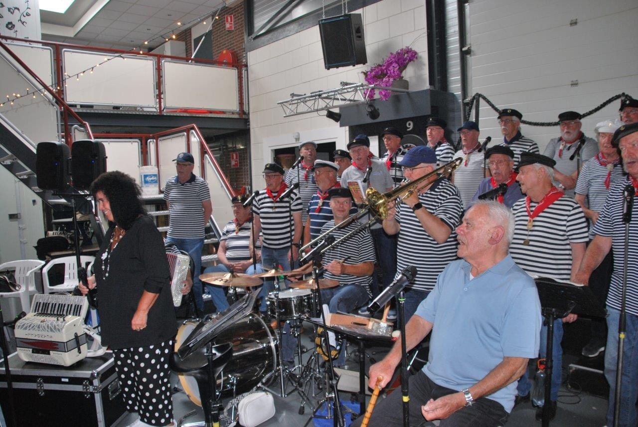 Oude liefde roest niet: Henk viert 85ste verjaardag met zijn Shantykoor